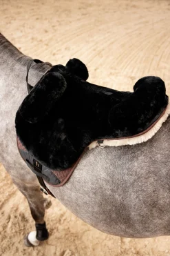 Horze ridematte i sauefell