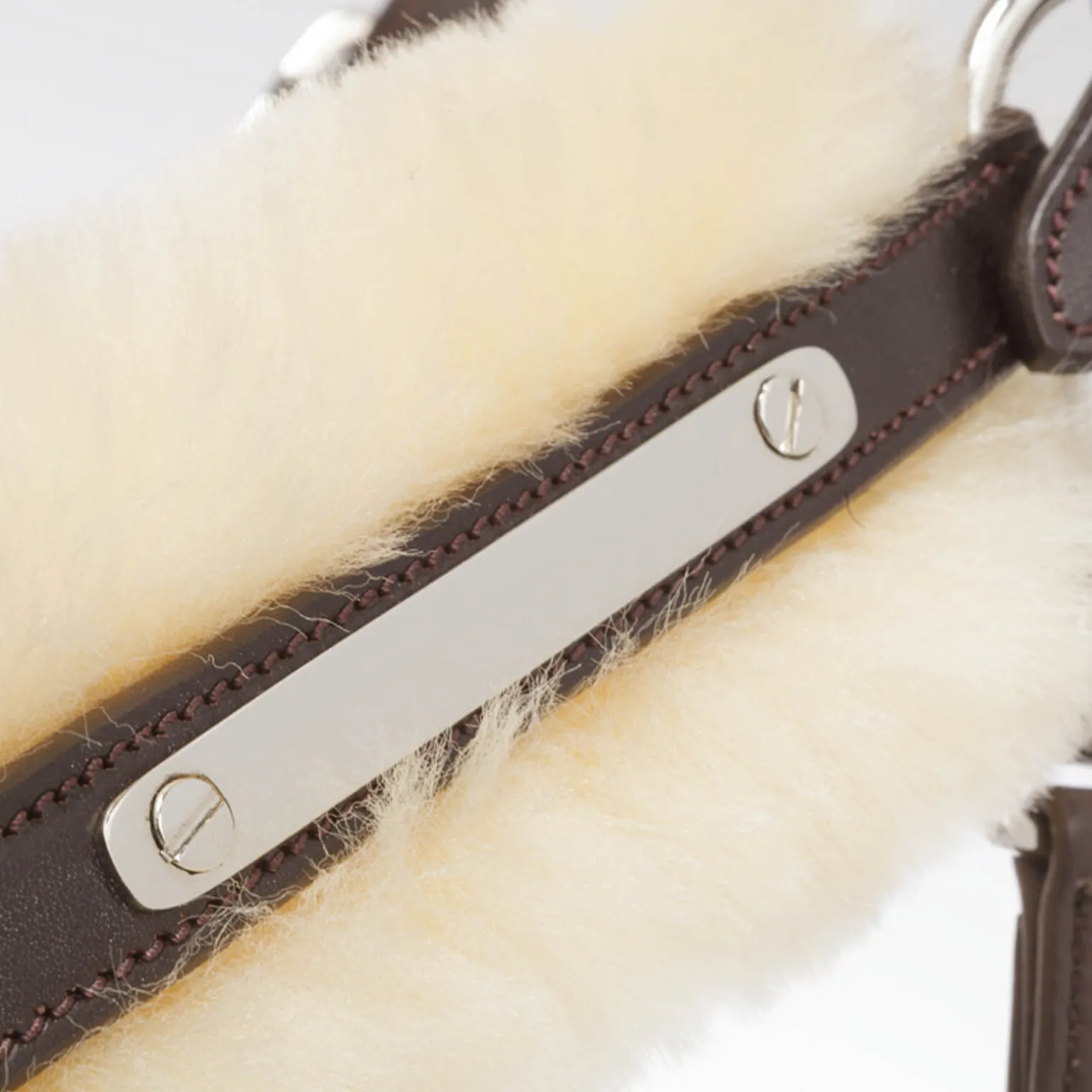 Kavalkade Marvellous lærgrime med saueskinn