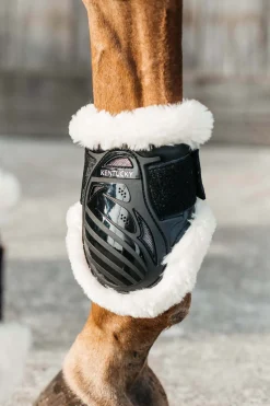 Kentucky Horsewear Vegan bakbeinsbelegg til unghest med saueskinn